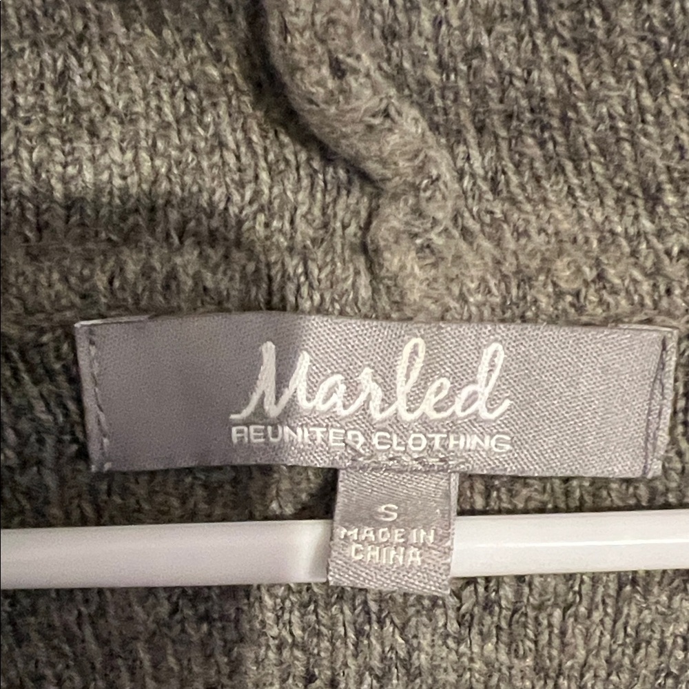 Elegant Gray V-Neck Sweater with Hood - Picture 2 of 3